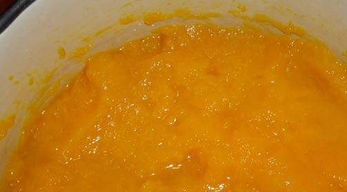 1. Этап. Кабачковая каша с рисом: Кабачки и тыкву очищаем и мелко нарезаем. Перемалываем с помощью блендера и заливаем до половины водой.