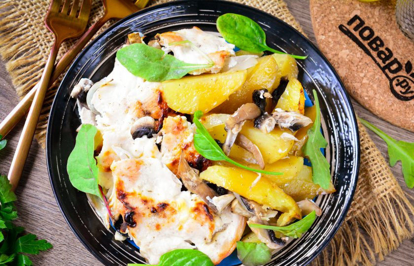 1. Этап. Куриные грудки с картошкой и грибами: Куриные грудки с картошкой и грибами сразу подавайте к столу. Приятного аппетита!