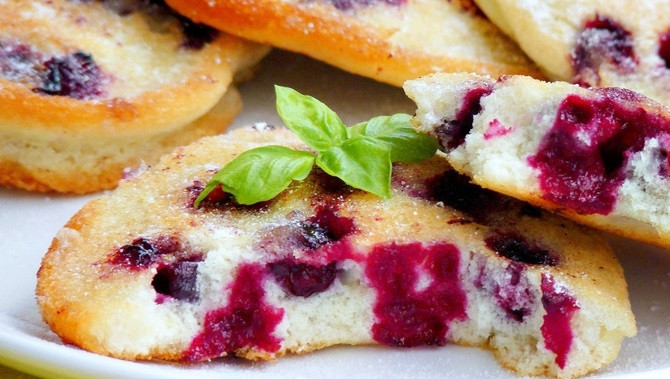 1. Этап. Бисквитные оладьи с черной смородиной: 7. Готовые оладьи посыпаю сахарной пудрой, подаю их к столу горячими.