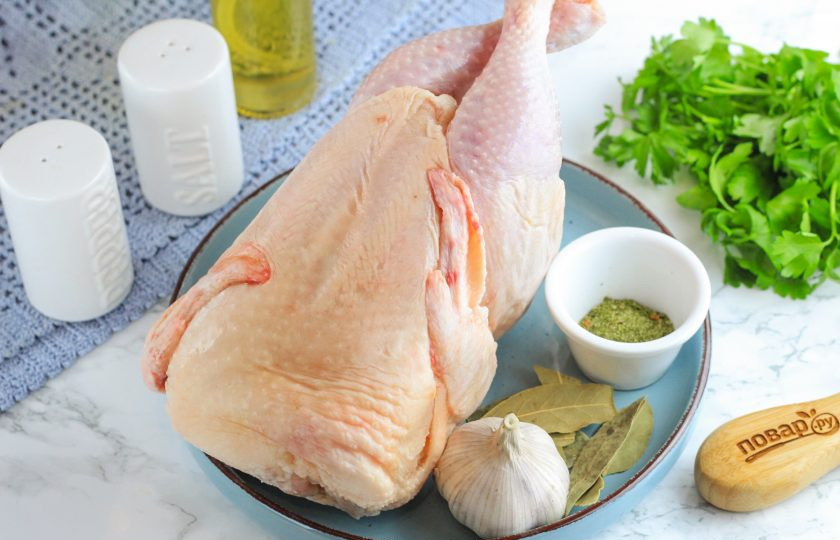 1. Этап. Отварная курица с чесночным соусом: Подготовьте указанные ингредиенты. Курицу можно приобрести бройлерную или фермерскую (домашнюю). Имейте в виду, что бройлерная птица варится 1 час, а домашняя — 1,5-2 часа.