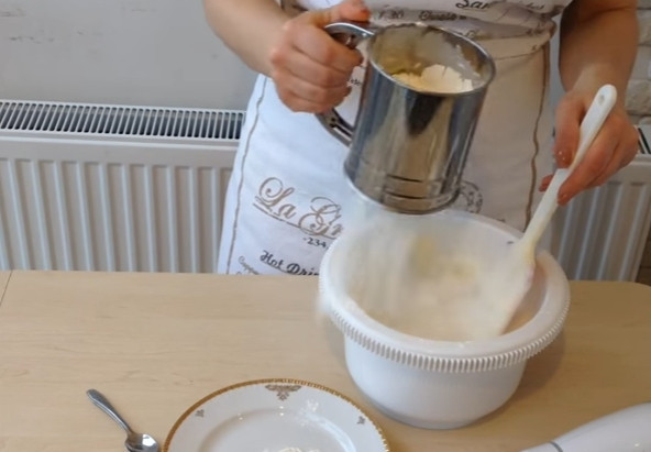 1. Этап. Пышный бисквит на меду: 5. Муку просейте прямо в яичную массу, лопаткой (силиконовой или деревянной) перемешайте в одном направлении.