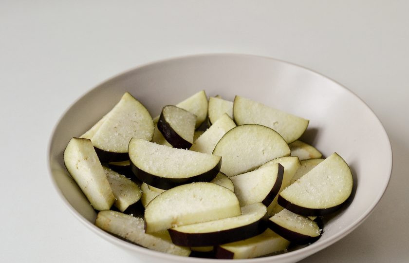 1. Этап. Грузинский салат с баклажанами: Баклажан помойте, затем нарежьте кружочками по полсантиметра. Затем каждый кружок разрежьте еще пополам. Посолите и оставьте на 30 минут.