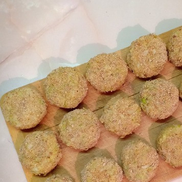 1. Этап. Котлеты из савойской капусты: И обвалять их в сухарях.