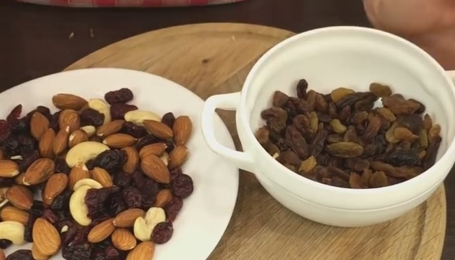 1. Этап. Запеченные яблоки с орехами и изюмом: 4. Изюм и клюкву нужно помыть заранее, чтобы они полностью высохли (запаривать их не нужно). Орехи возьмите на свой вкус, я выбрала кешью и миндаль.