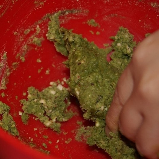 1. Этап. Печенье с зеленым чаем: Быстро замешиваем тесто.