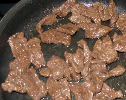 1. Этап. Човлент по-закарпатски: Мясо нарезать и обжарить практически до готовности. В идеале для этого блюда лучше всего использовать копченую грудинку. Можно взять пополам сырое мясо и копченое.