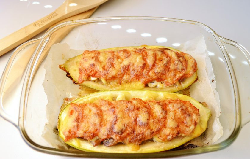 1. Этап. Лодочки из кабачков с грибами в духовке: Лодочки из кабачков с грибами готовы! Подавайте их к столу горячими. Совет: если вы любите более нежные сырные корочки, тогда запеките кабачки с грибами без сыра до готовности, после посыпьте сыром и отправьте в духовку на пару минут, чтобы сыр расплавился. Приятного!