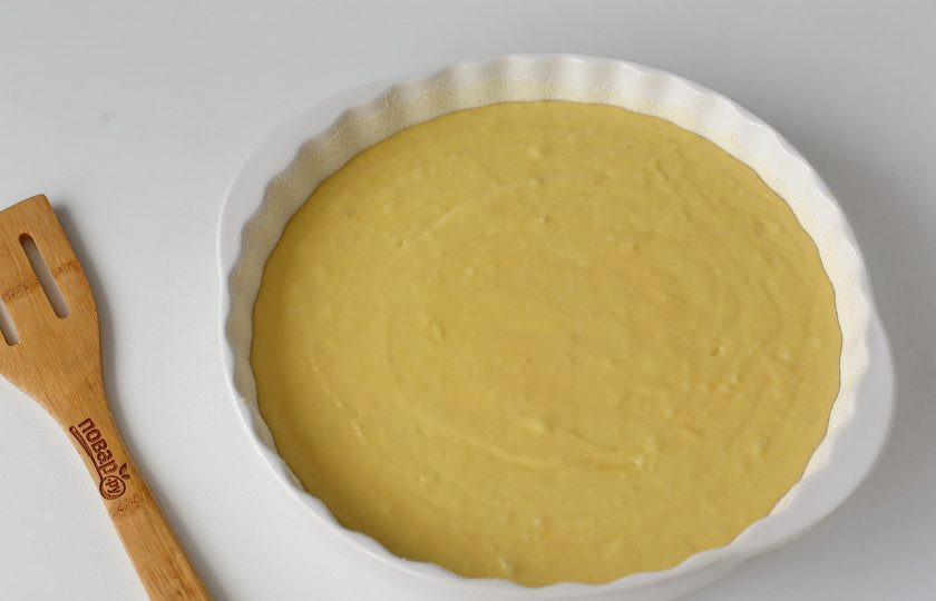 1. Этап. Йогуртовый пирог с бананами: Перемешайте тесто до однородного состояния и перелейте в смазанную маслом форму для запекания. Дно и бока предварительно обсыпьте мукой или манкой.