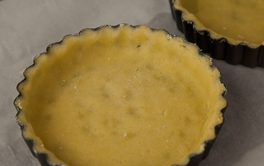 1. Этап. Песочные корзиночки с ягодами: Раскатайте тесто, чтобы шириной оно было 0,5 см. Смажьте формочки маслом и аккуратно выложите в них тесто. Придавите тесто к формочке, чтобы оно облегало ее всю.