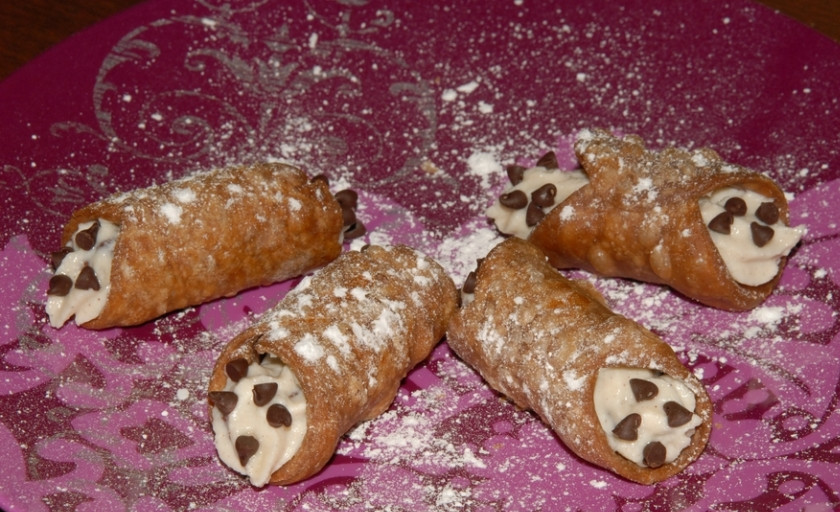 1. Этап. Итальянский десерт Канноли: 3. Собственно, осталось только наполнить уже остывшие трубочки нашим кремом, посыпать сахарной пудрой — и можно подавать к столу!