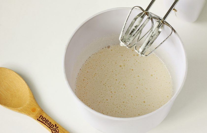 1. Этап. Бисквит с цукатами: Яйца взбейте с сахаром до увеличения в объеме в 2-3 раза.