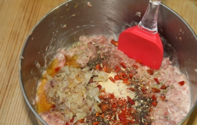 1. Этап. Колбаски гриль: 1. Оба вида мяса, сало хорошенько мою и отправляю в морозильную камеру на полчаса. За это время чищу и нарезаю мелко лук, слегка обжариваю на раскаленной сковороде. Достаю мясо с салом и пропускаю через мясорубку вместе со льдом. Перекладываю фарш в миску, добавляю все специи, обжаренный лук, сливки, желтки и перемешиваю.