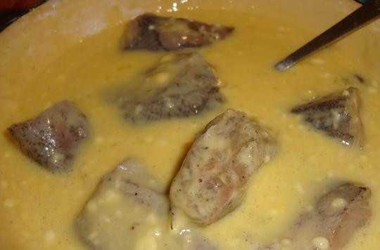 1. Этап. Хек жареный: Хек обмакните в готовом кляре.