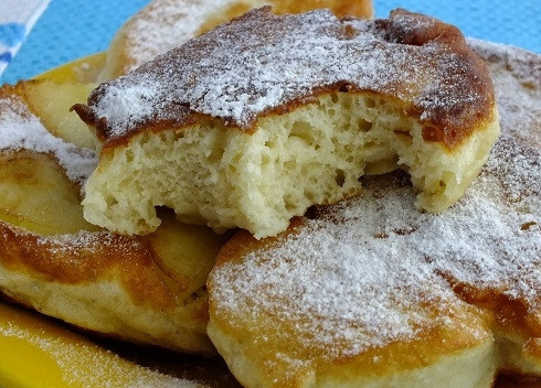 1. Этап. Рецепт дрожжевых оладий на молоке: Готовые оладьи выкладываем на бумажные салфетки, пусть в них впитается лишний жир. Посыпаем оладьи пудрой и дегустируем.