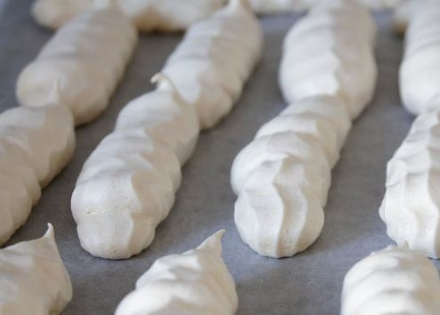 1. Этап. Воздушное безе: 4. Форму и размер ГОСТ не задает, поэтому дайте полет вашей фантазии. Разогреваем духовку до 100 градусов и отправляем безе на один час в духовку.