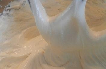 1. Этап. Пляцки украинские: Кладем в белки муку и добавляем масло растительное. Все тщательно перемешиваем.