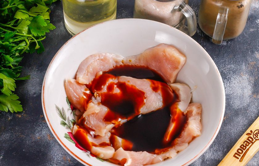 1. Этап. Японский шашлык: Обсушите нарезку с помощью бумажных салфеток и выложите в глубокую емкость. Влейте соевый соус.