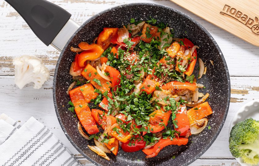 1. Этап. Картофель с брокколи и цветной капустой: Посолите и поперчите по вкусу. Приправьте сушеными травами и мелко порезанной петрушкой. Готовьте 3-4 минуты.