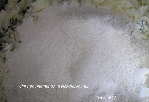 1. Этап. Творожные шарики с пармезаном и зеленью: Добавьте муку с разрыхлителем.