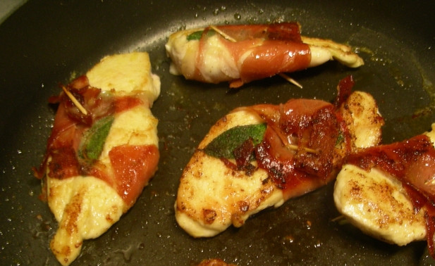 1. Этап. Сальтимбокка по-римски: Возьмите сковородку и поставьте ее на плиту, включив средний огонь. Положите на сковородку кусочек сливочного масла и растопите его. Когда сковорода с маслом разогреется, выложите на него мясо в пармской ветчине и обжаривайте с двух сторон до румяной корочки по пять минут.