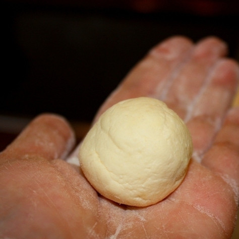 1. Этап. Сырники с изюмом (без яиц): Скатываем из каждого кусочка теста шарик.