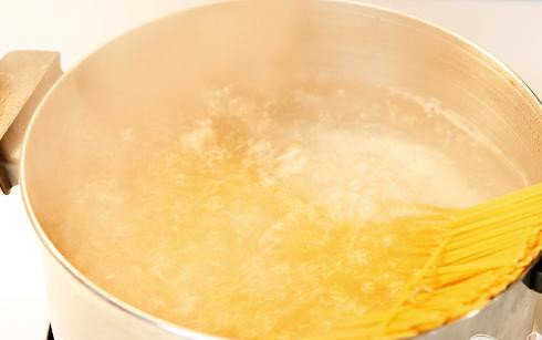 1. Этап. Куриные грудки с пастой и сливочным соусом: 5. Добавить 1 столовую ложку соли в большую кастрюлю с водой и довести до кипения. Отварить пасту в соответствии с инструкцией на упаковке.