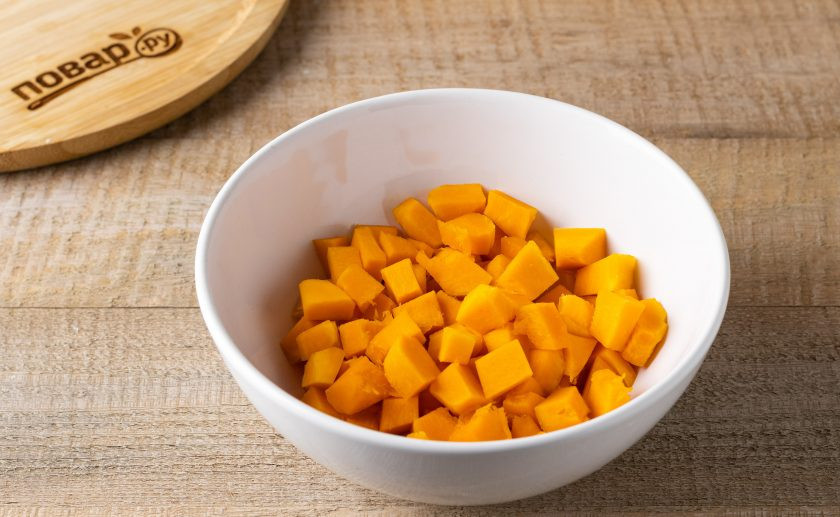 1. Этап. Варенье из тыквы и брусники: Тыкву очистите от кожуры и семечек. Нарежьте на небольшие кубики.