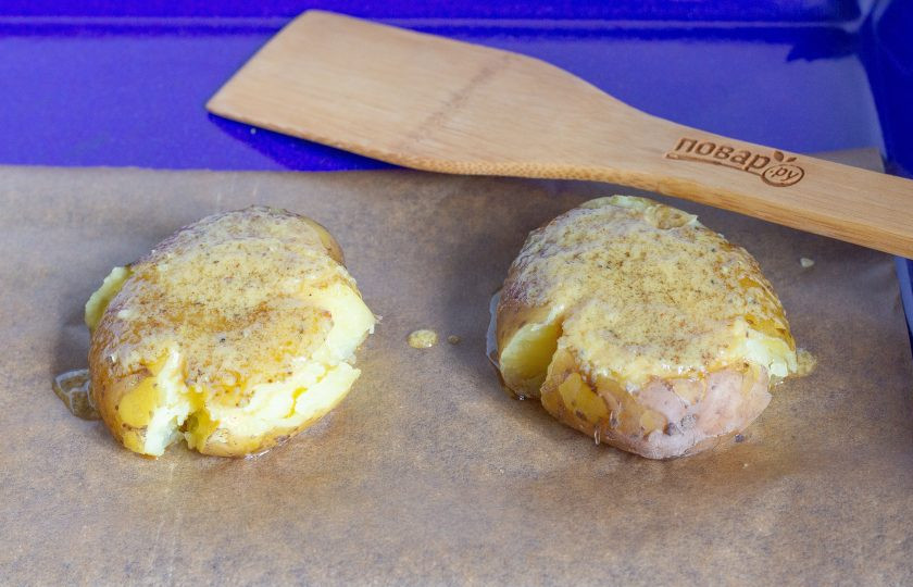 1. Этап. Молодой картофель по-португальски в горчичной заправке: Переложите картофель на противень и полейте соусом. Поставьте в разогретую до 180 градусов духовку на 15 минут. Затем посыпьте сыром и подержите в духовке ещё 5 минут.