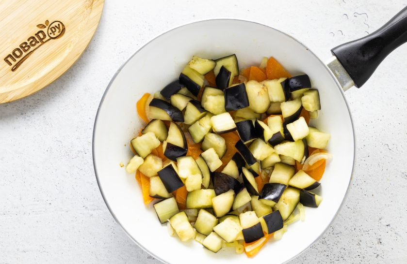 1. Этап. Рагу с баклажанами и стручковой фасолью: Добавьте баклажан, обжаривайте все 5 минут.