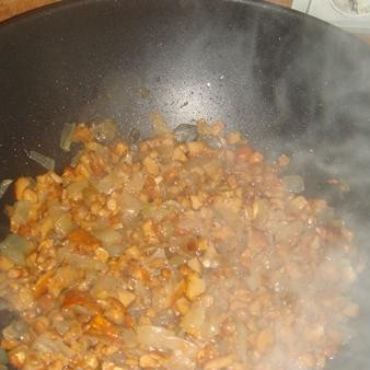 1. Этап. Лисички жареные: Обжарит слегка лук.