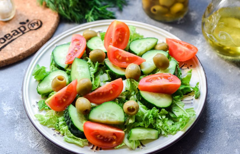 1. Этап. ПП салат из пекинской капусты: Добавьте в салат оливки без косточек. Сбрызните салат маслом и лимонным соком, добавьте соль и перец по вкусу, подавайте к столу.