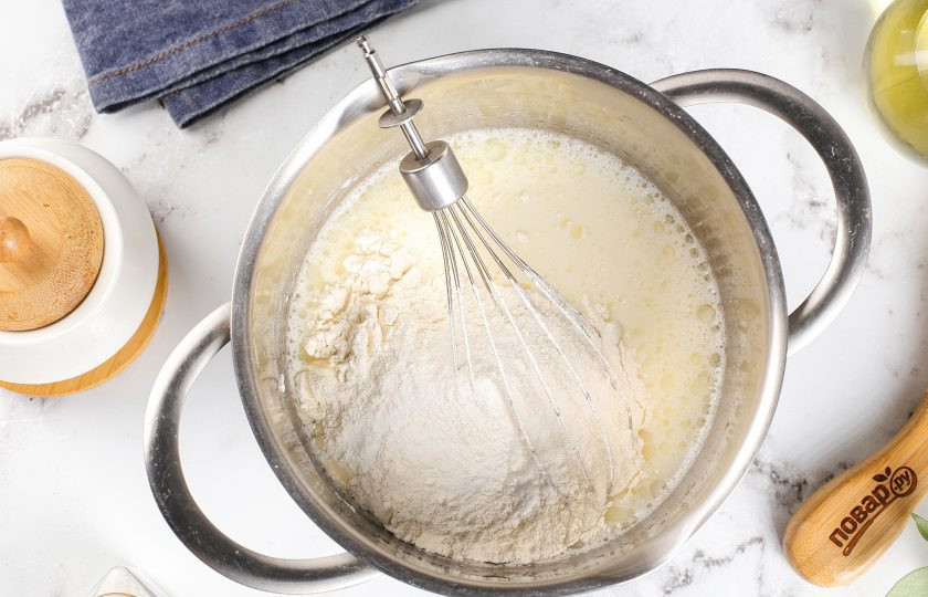 1. Этап. Русские блинчики: Перемешайте и добавьте муку с разрыхлителем.