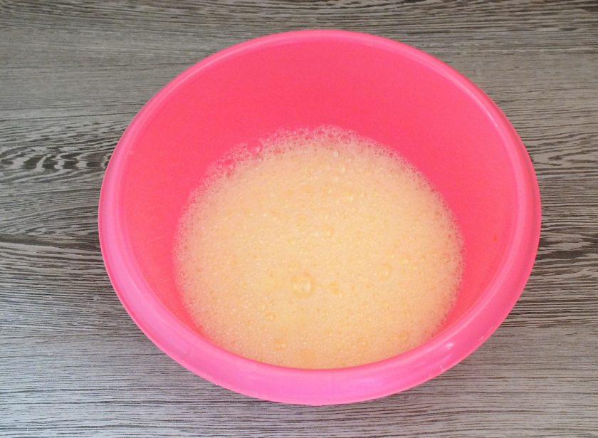 1. Этап. Кекс на смальце: В чаше взбейте в пышную пену яйца.