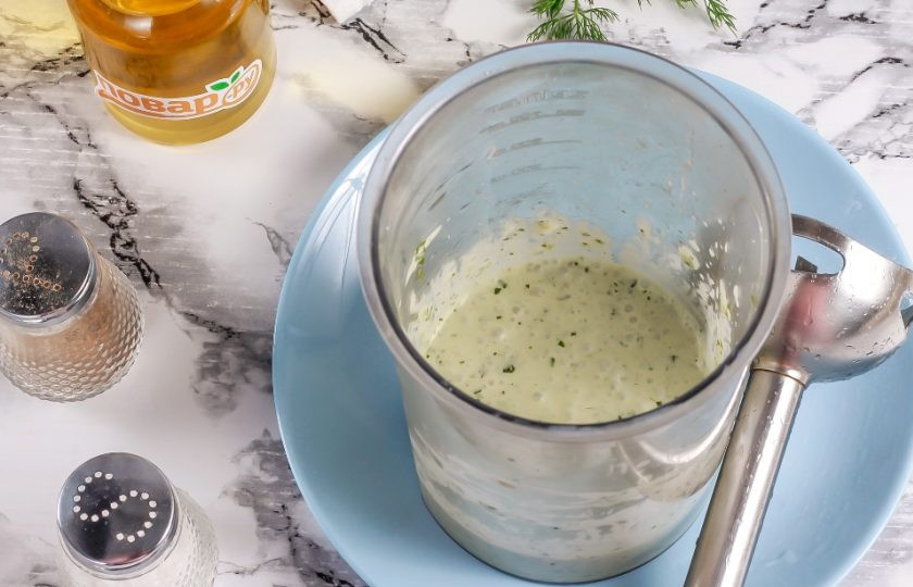 1. Этап. Долма с мятным соусом: В это время соедините сметану или густой йогурт без добавок с нарезанной и промытой мятой, солью. Измельчите все погружным блендером.