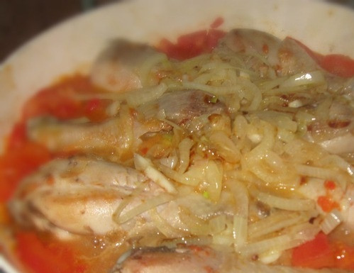 1. Этап. Чахохбили из курицы в духовке: Обжаренный лук перекладываем к курице с томатами, накрываем крышкой и тушим на медленном огне. Примерно 25 минут.