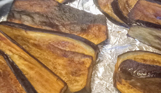 1. Этап. Баклажаны в соевом соусе и кунжуте: Разогреть духовку до 220С в режиме гриль. На пекарскую бумагу или фольгу выложить баклажаны, обвалять их в подсолнечном масле до полного покрытия и готовить в духовке 25 минут.