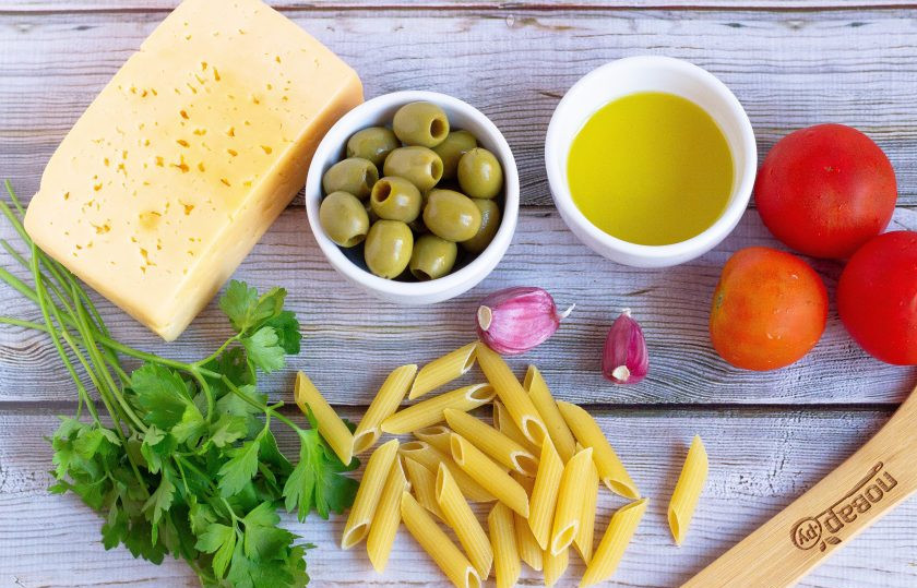 1. Этап. Паста с помидорами и маслинами: Подготовьте все необходимые ингредиенты. Пасту отварите в подсоленной воде.