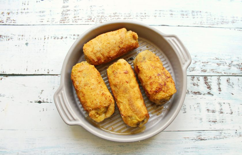 1. Этап. Куриные рулетики замороженные: В сковороде разогрейте сливочное масло и обжарьте рулетики до золотистой корочки со всех сторон. Переложите рулетики в форму для запекания и поставьте в горячую духовку. Доведите их до готовности при температуре 180 градусов, примерно 10 минут.