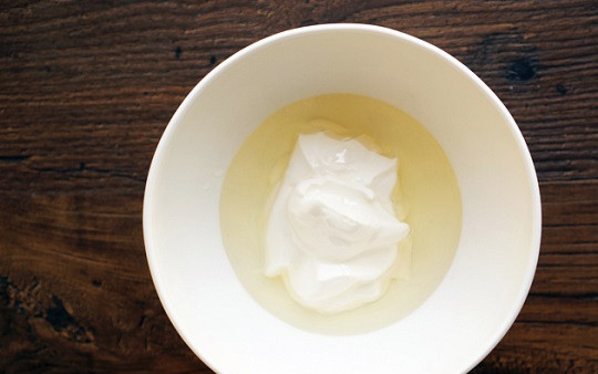 1. Этап. Печенье легкое: 2. Растительное масло без запаха соединить со сметаной в небольшой мисочке.