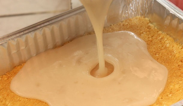 1. Этап. Торт из творога без выпечки: 7. Готовую смесь немного остудить и вылить на приготовленный корж. Торт из творога без выпечки в домашних условиях почти готов. Осталось дело за малым - поставить его в холодильник минимум на 5-6 часов, пока торт хорошо не застынет.