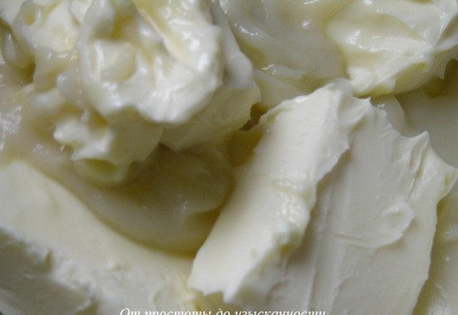 1. Этап. Кокосовый торт-безе с ананасами: Добавьте размягченное сливочное масло, перемешайте.