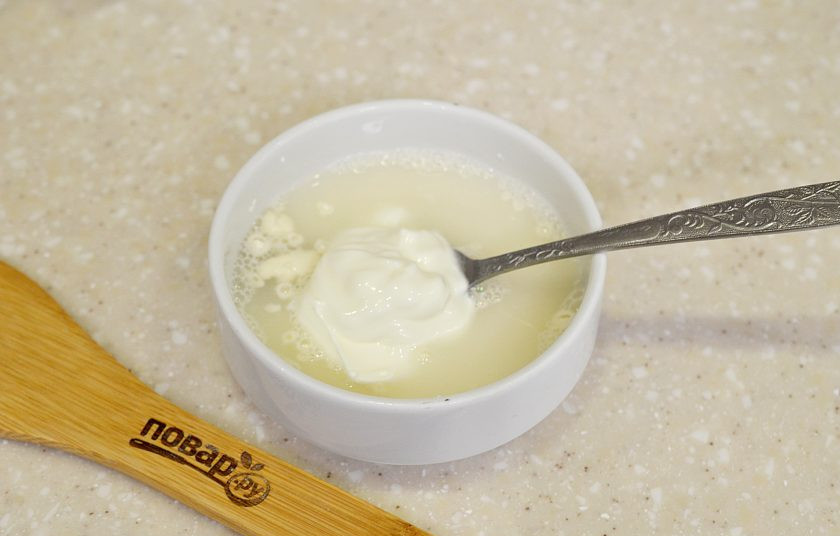 1. Этап. Курземес: 7. Добавьте сметану и перемешайте. Подавайте мясо с соусом, я пилила соус прямо в сковороду и потушила все вместе.