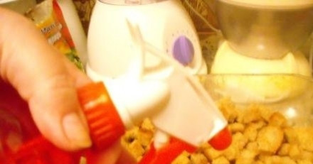 1. Этап. Сухарики в микроволновке: Растворяем в воде кубик специй 