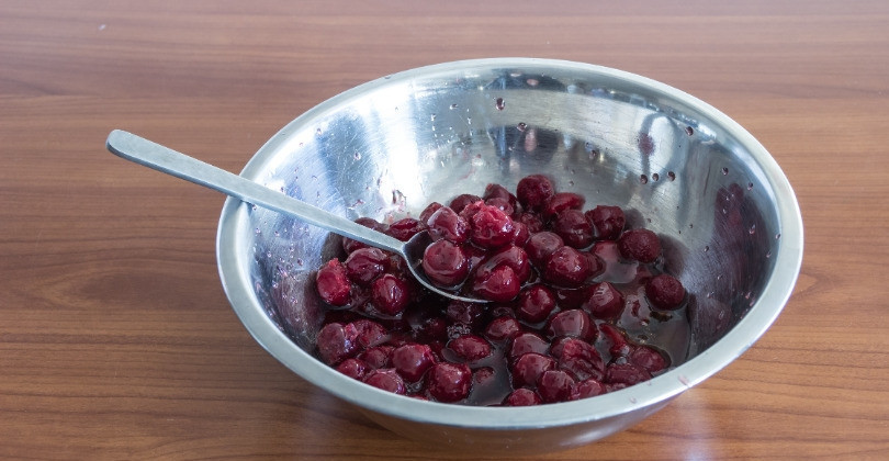 1. Этап. Штоллен с пьяной вишней: Смешайте мед с коньяком, залейте вишню и оставьте на ночь в холодильнике.