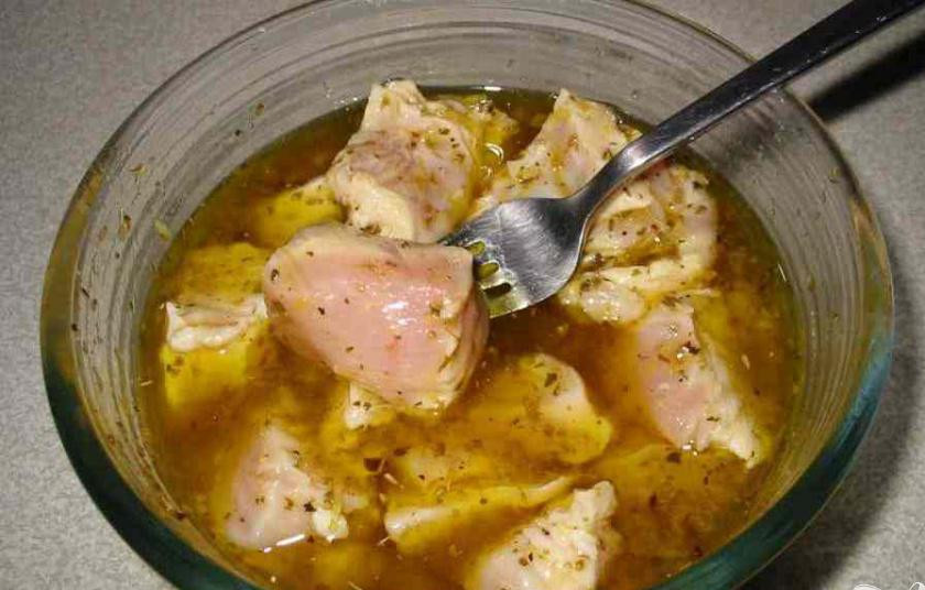 1. Этап. Куриные шашлыки с лимоном: 1. Отрезать лишний жир от куриного филе и нарезать его кубиками. С одного филе должно получится 5-6 кубиков. При помощи терки натереть лимонную цедру двух лимонов. Положить курицу, оливковое масло, лимонную цедру, лимонный сок, орегано, белый винный уксус, соль и перец в миску, накрыть крышкой и поставить в холодильник мариноваться. Оставить от 2 до 8 часов в холодильнике.