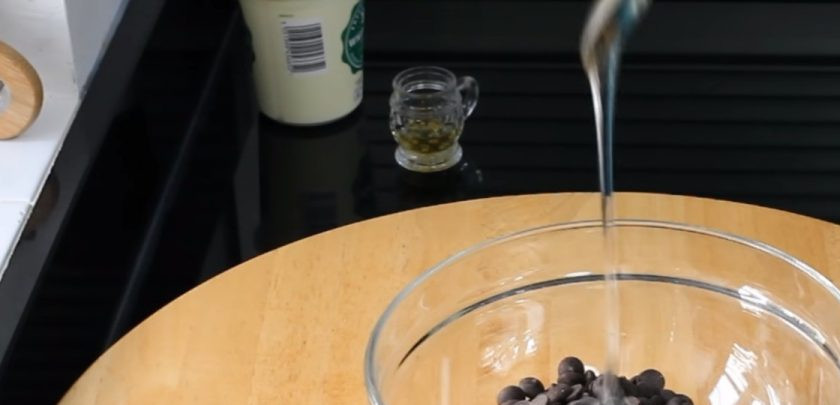 1. Этап. Трюфель (французский торт): 1. Печенье раскрошите до состояния крошки и высыпьте в покрытую пергаментом форму. Шоколад смешайте с глюкозой, ромом и прогрейте на водяной бане до растворения шоколада.