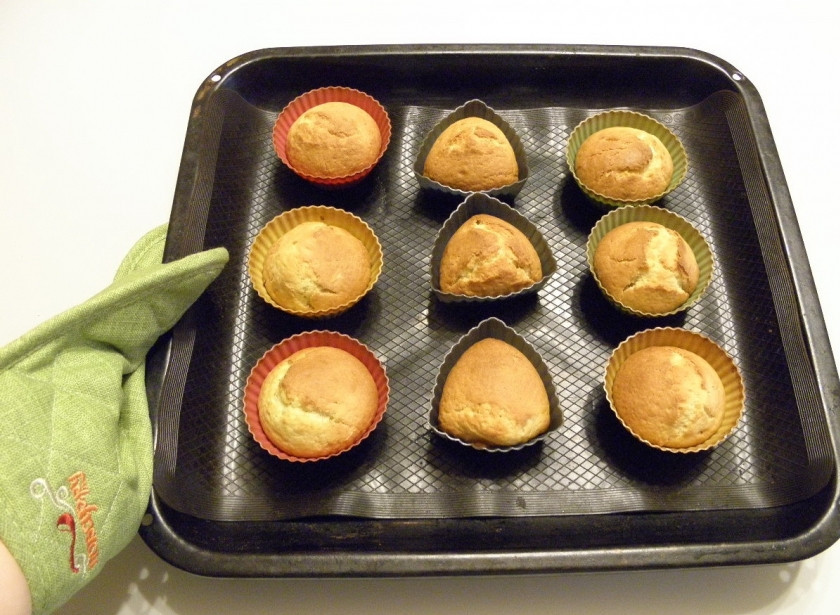 1. Этап. Кексы в виде обезьяны: Готовые кексы извлеките из силиконовых формочек. Остудите.