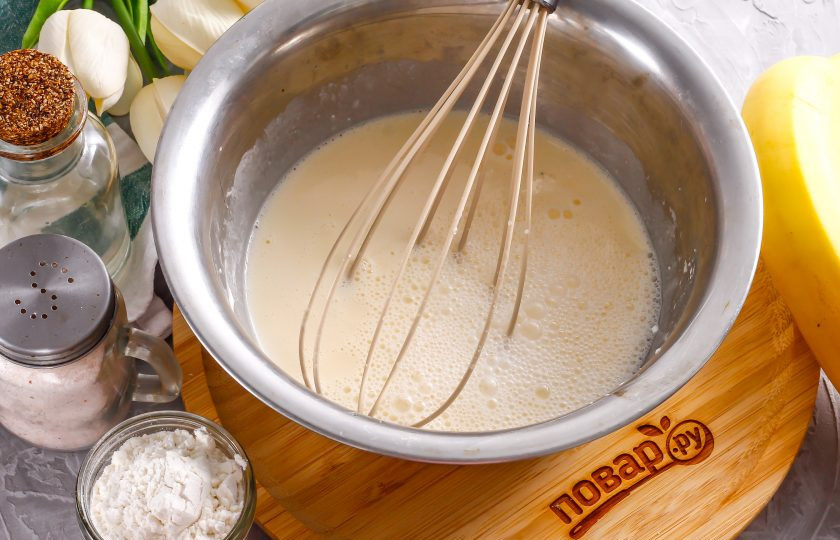 1. Этап. Панкейки на сметане: Погасите соду уксусом и вмешайте в яичную массу.