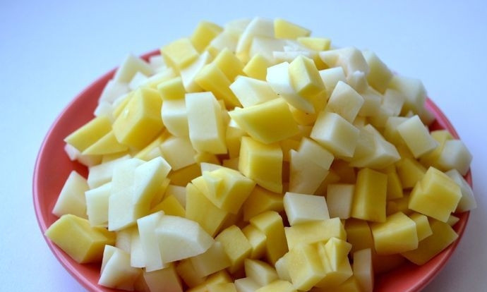 1. Этап. Щи из консервированного щавеля: Картофель промойте, почистите и нарежьте кубиками.