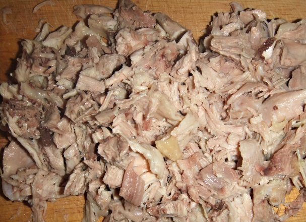 1. Этап. Замороженная цветная капуста в мультиварке: Измельчите на кусочки отварную курицу.